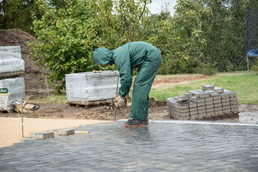 Jaką granulację piasku kwarcowego wybrać do fugowania kostki (foto)